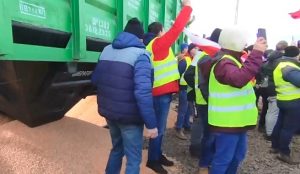 Польські фермери висипали українське зерно із вантажного вагону