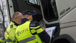 Нидерланды: мошенники обворовали грузовик, выдав себя за полицейских