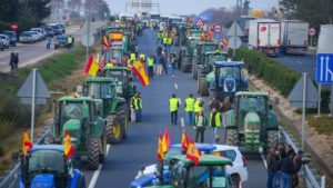 Фермеры перекрыли автомагистраль A9 из Сижана в сторону Испании