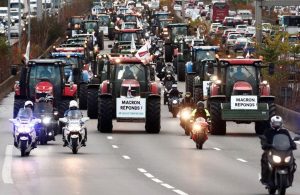 Франція: через протести фермерів водії заблоковані на дорогах