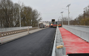 Возле Тернополя ремонтируют мост, а в Ровенской области работы на путепроводе уже завершены