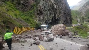 Камнепад в Перу раздавил несколько грузовиков