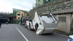 Италия: пьяный водитель врезался в виадук и повредил два седельных тягача, которые перевозил