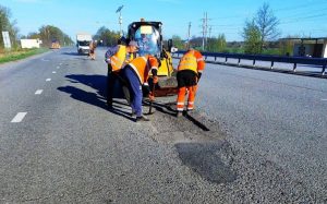 На Буковине и в Житомирской области начались ямковые ремонты