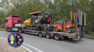 Франция: за значительное превышение скорости задержан грузовик с тралом, перевозящий дорожную технику