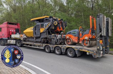 Франция: за значительное превышение скорости задержан грузовик с тралом, перевозящий дорожную технику