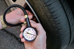 Експерт розповів про вигоди від нових правил ЄС щодо тиску в шинах