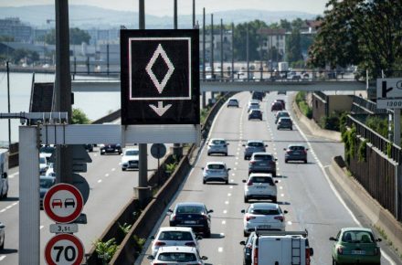 Франция: новый сине-белый дорожный знак запрещает движение грузовиков