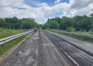 В Хмельницкой области ремонтируют путепровод через железную дорогу