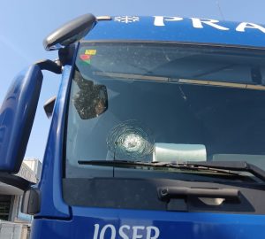 Испания: неизвестные бросали камни в проезжающие грузовики