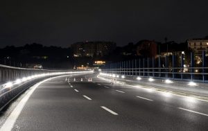Италия: на трассах тестируют новую разметку «падающий свет»