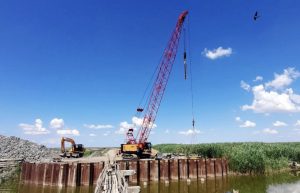 Продолжается ремонт моста через канал Кофа