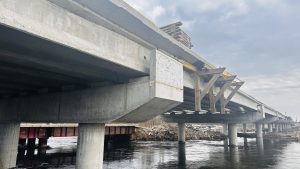 Продолжается восстановление моста через реку Тетерев