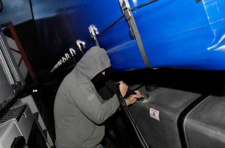 Франция: похитители топлива избили водителя грузовика