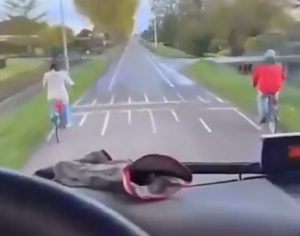 Нидерланды: водитель грузовика снял на видео женщину, упавшую в кювет, и был оштрафован