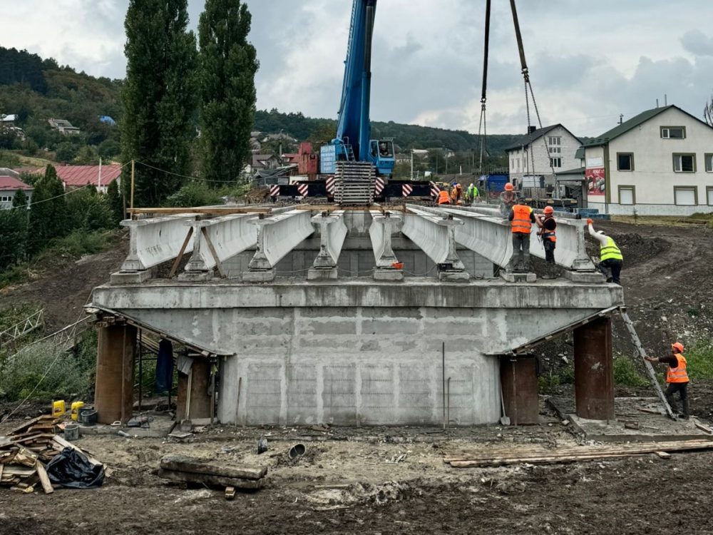 Розпочато монтаж балок на мосту в Теребовлі