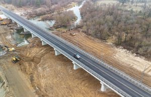 Продовжується відновлення моста на дорозі М-07