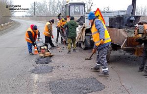 На дорогах в Хмельницкой области ликвидируют ямы