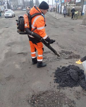 На дорогах у Житомирській області ліквідують ями