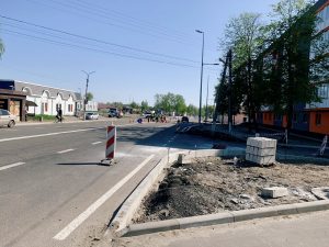В городе Тростянец ремонтируют дорогу
