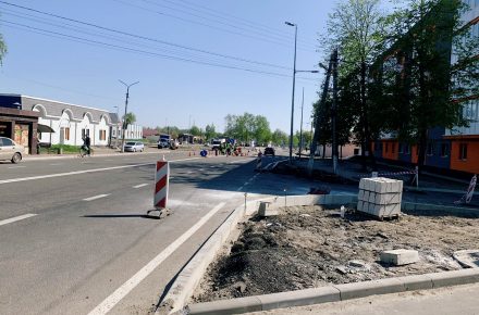В городе Тростянец ремонтируют дорогу