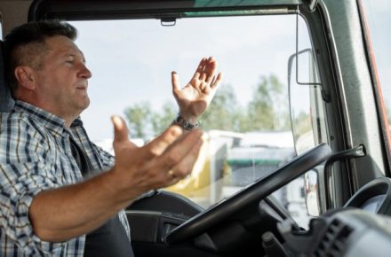 Опрос: водители считают, что риск несчастных случаев за рулем возрос