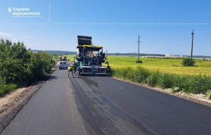 У Івано-Франківській та Чернівецькій областях тривають роботи з ремонту та утримання доріг