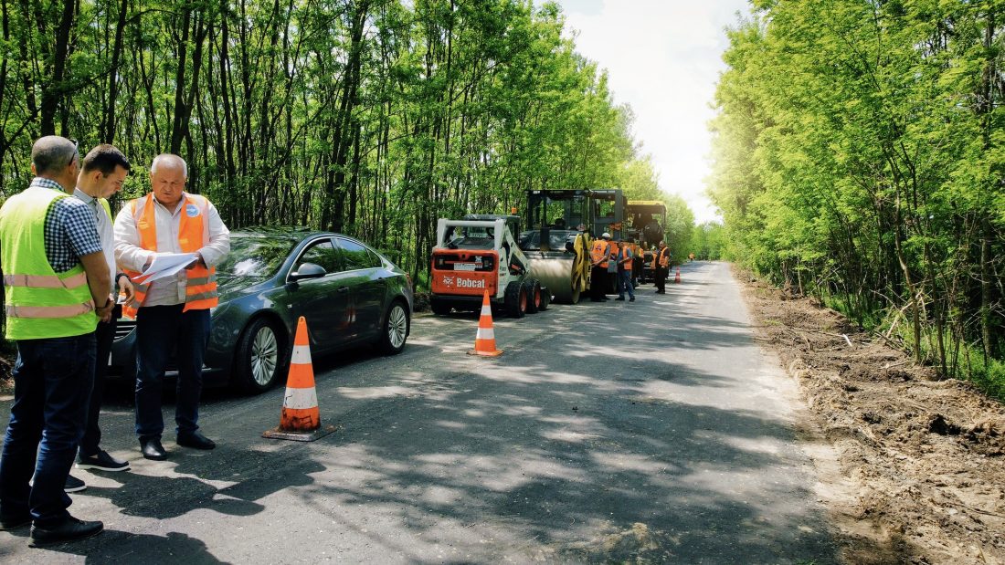 У Чернігівській області відновлюють дорогу, пошкоджену на початку війни
