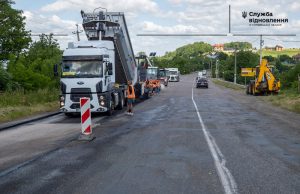 На трассе М-19 продолжаются работы по устройству асфальта