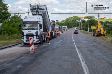 На трассе М-19 продолжаются работы по устройству асфальта