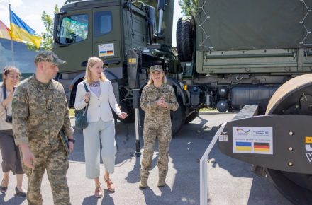 ФРГ передала современную инженерную технику для обустройства украинской границы