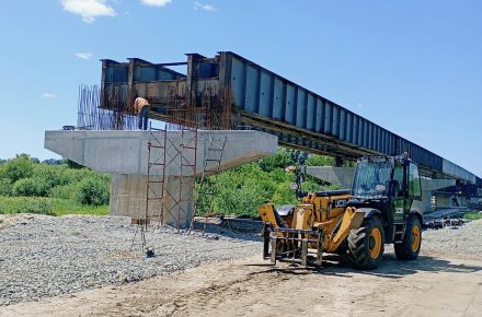 Продолжается капремонт моста через реку Тетерев