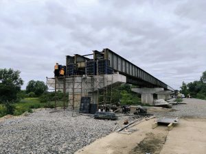 На Киевщине продолжают ремонтировать мост через реку Тетерев