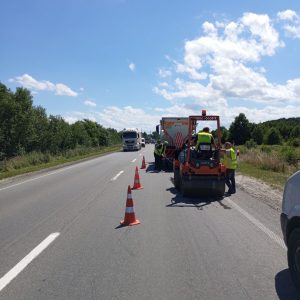 Продовжується ліквідація ям на дорозі Київ – Чоп