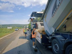 Специалисты ремонтируют критический участок трассы возле Черновцов