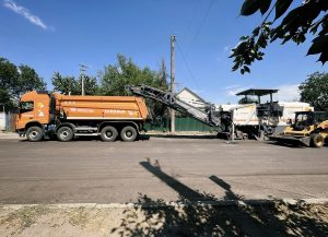 В Днепропетровской области продолжается ремонт прифронтовых дорог
