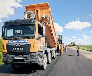 На дорогах Тернопільщини тривають ремонти в межах експлуатаційного забезпечення