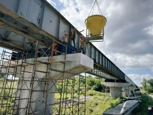 Продолжается ремонт моста через реку Тетерев в Киевской области