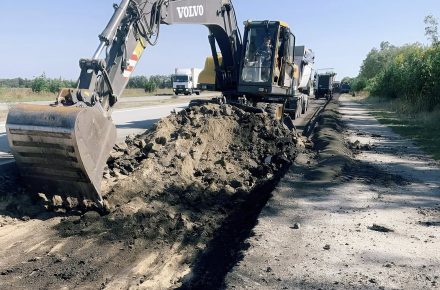 Продолжается ремонт дороги Н-08 в Запорожской области