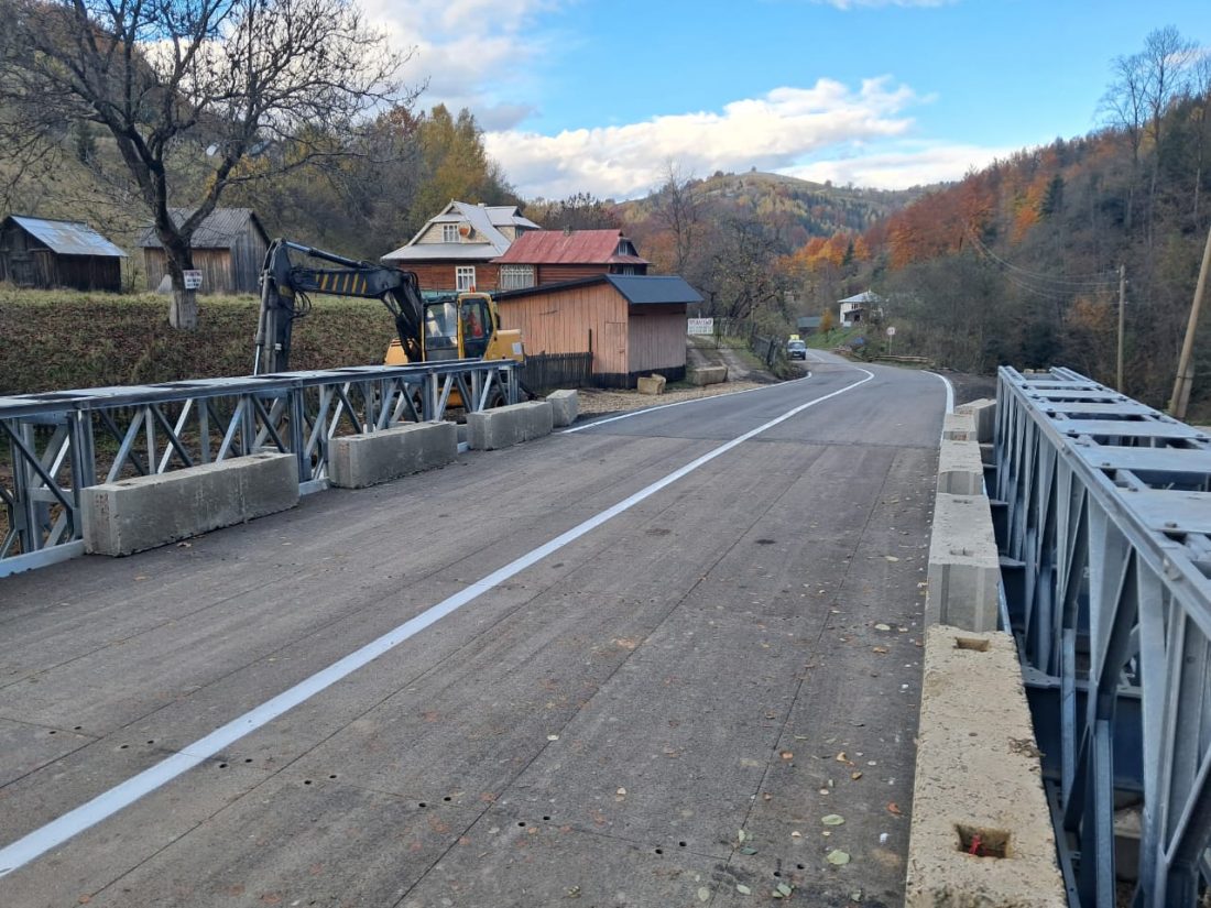 В Івано-Франківській області встановили новий модульний міст через річку Рибниця