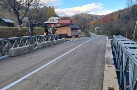 В Івано-Франківській області встановили новий модульний міст через річку Рибниця