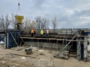 Ремонт моста через реку Тетерев продолжается