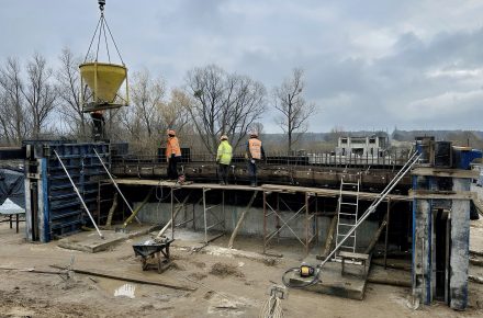 Ремонт моста через реку Тетерев продолжается