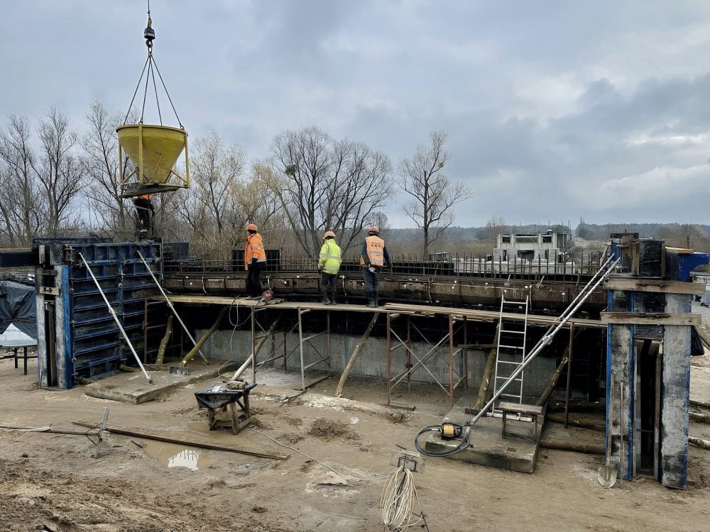 Ремонт моста через реку Тетерев продолжается