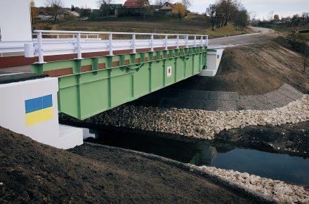 Транспортное сообщение восстанавливают с помощью модульных мостов