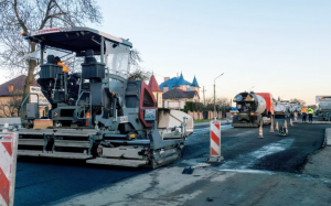 На подъезде к Черновцам ремонтируют дорогу