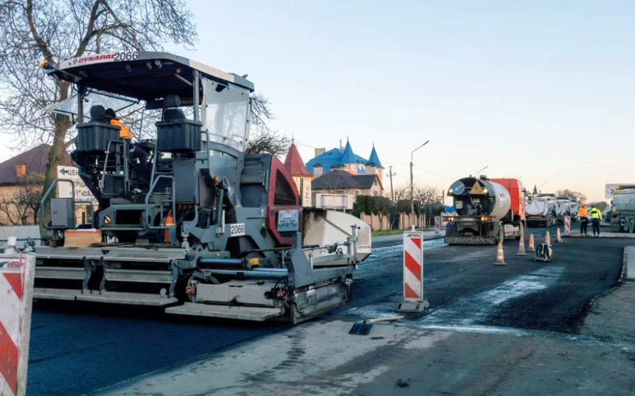 На подъезде к Черновцам ремонтируют дорогу