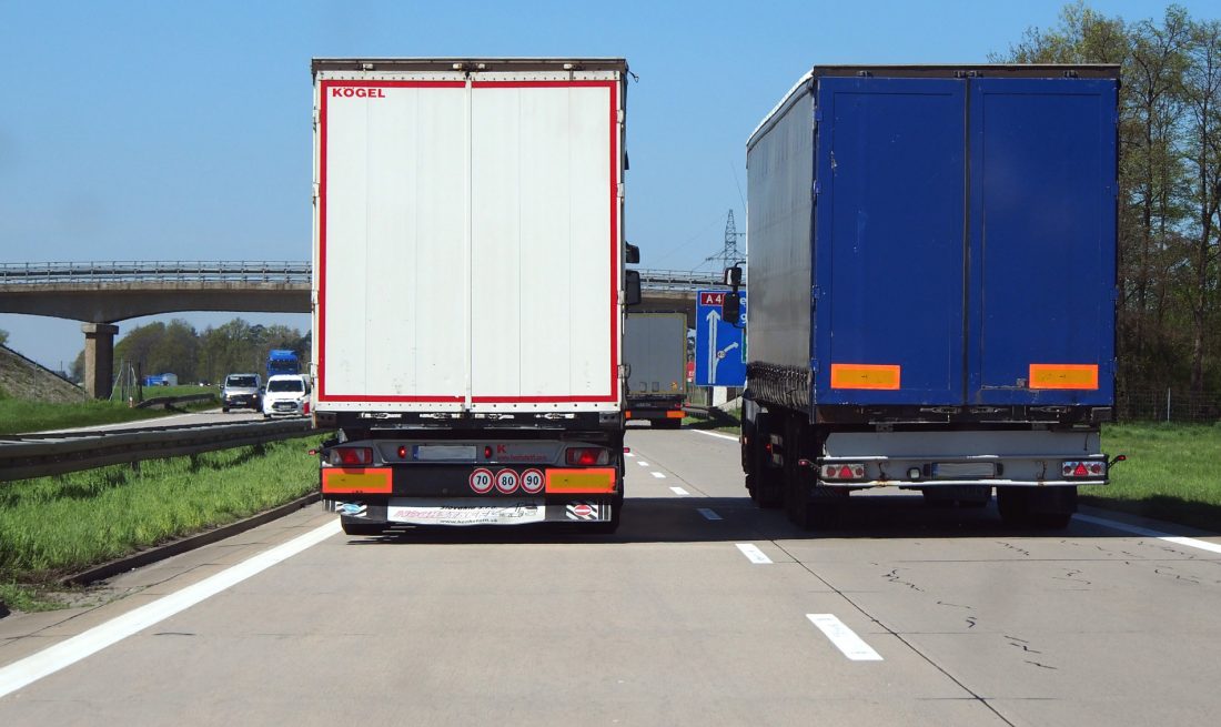 Італія: скандал через заборону обгону вантажівок на А1