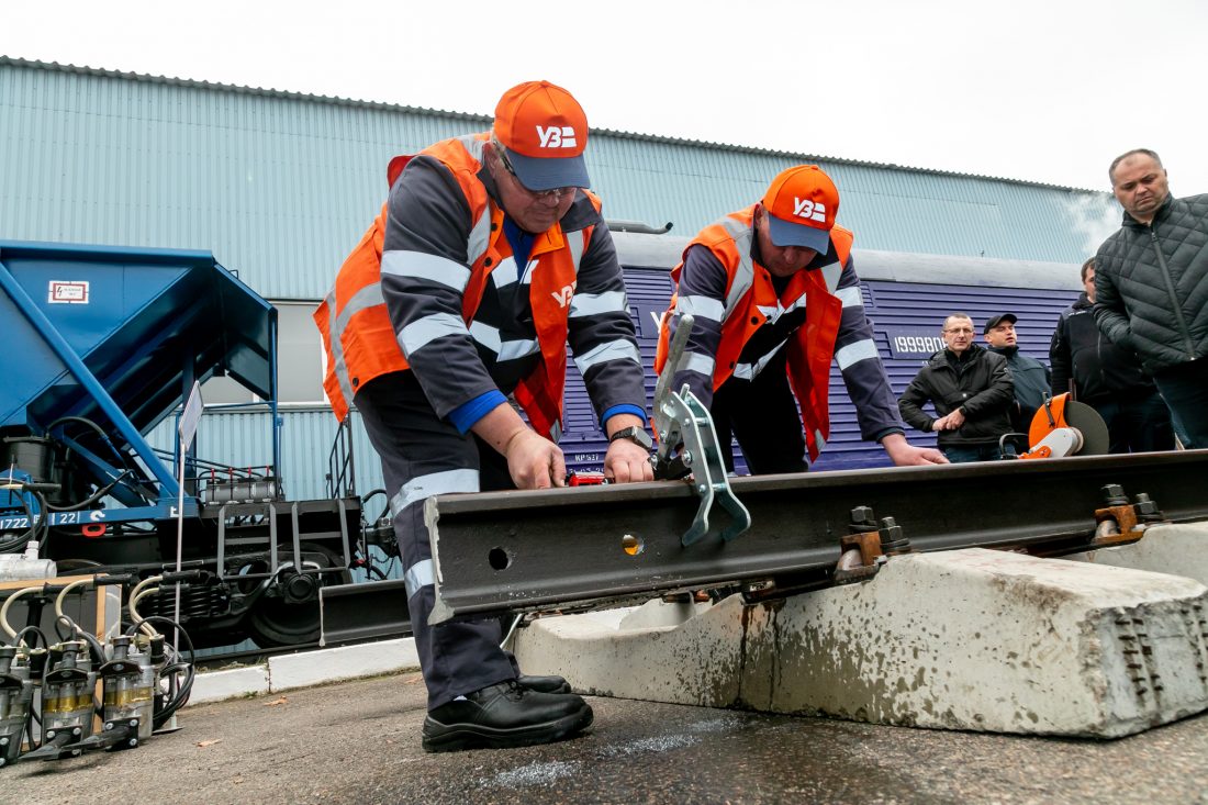 «Укрзалізниця» підвищує механізацію та оновлює спецтехніку для путівників та енергетиків