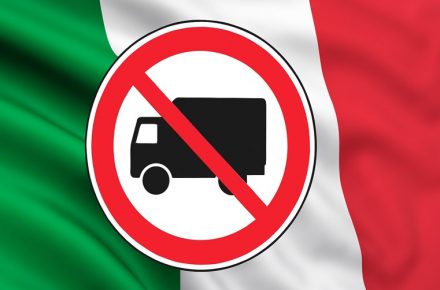 Италия: запреты на движение грузовиков в декабре